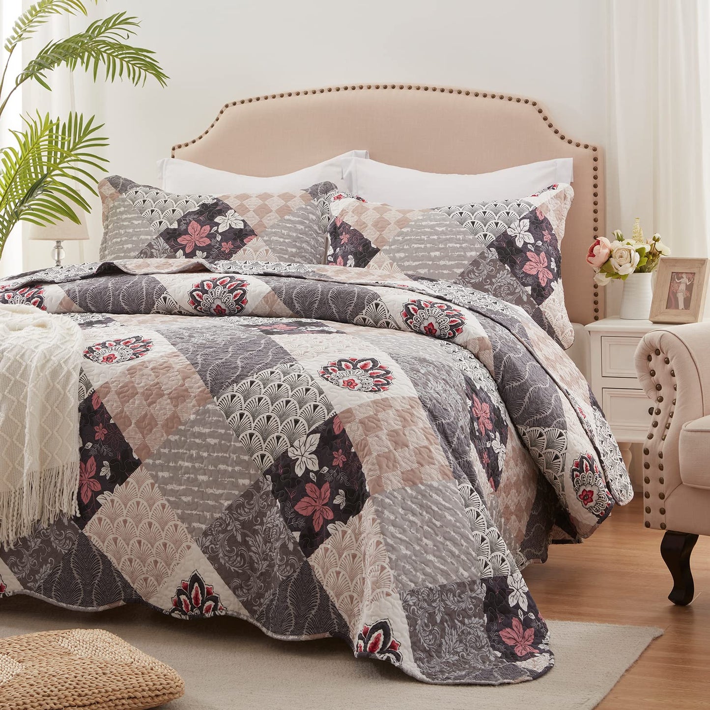 Light Brown Floral Lattice Stitching 3 Pieces Quilt Set with 2 Pillowcases