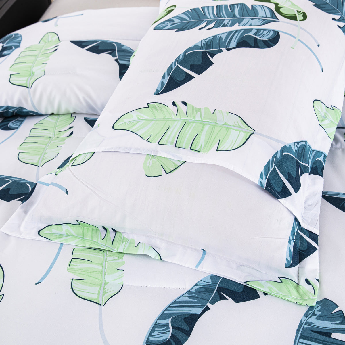 Green and Blue Feathers Printed Comforter Set with 2 Pillowcases