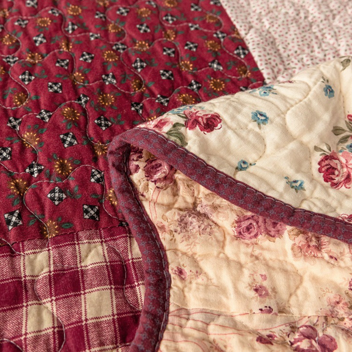 Red Stitching 3 Pieces Quilt Set with 2 Pillowcases