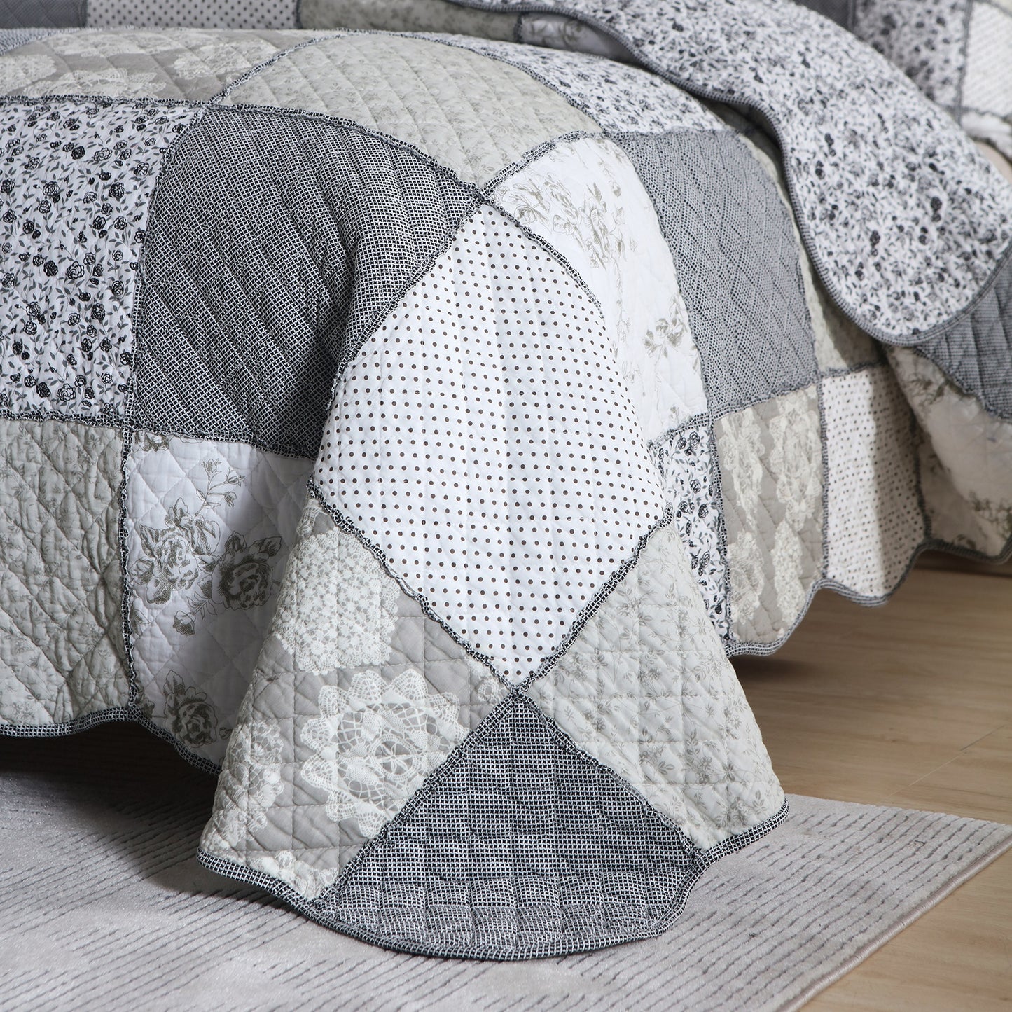 Grey And White Bohemian 3 Pieces Quilt Set with 2 Pillowcases