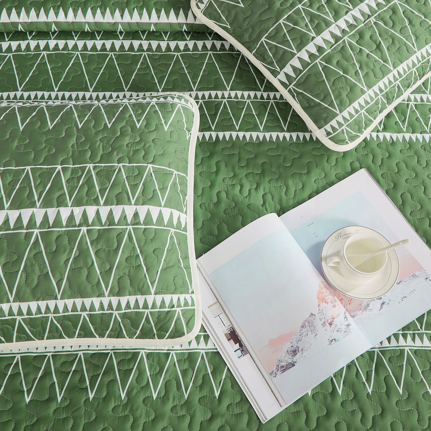 Green Simple lines 3 Pieces Quilt Set with 2 Pillowcases