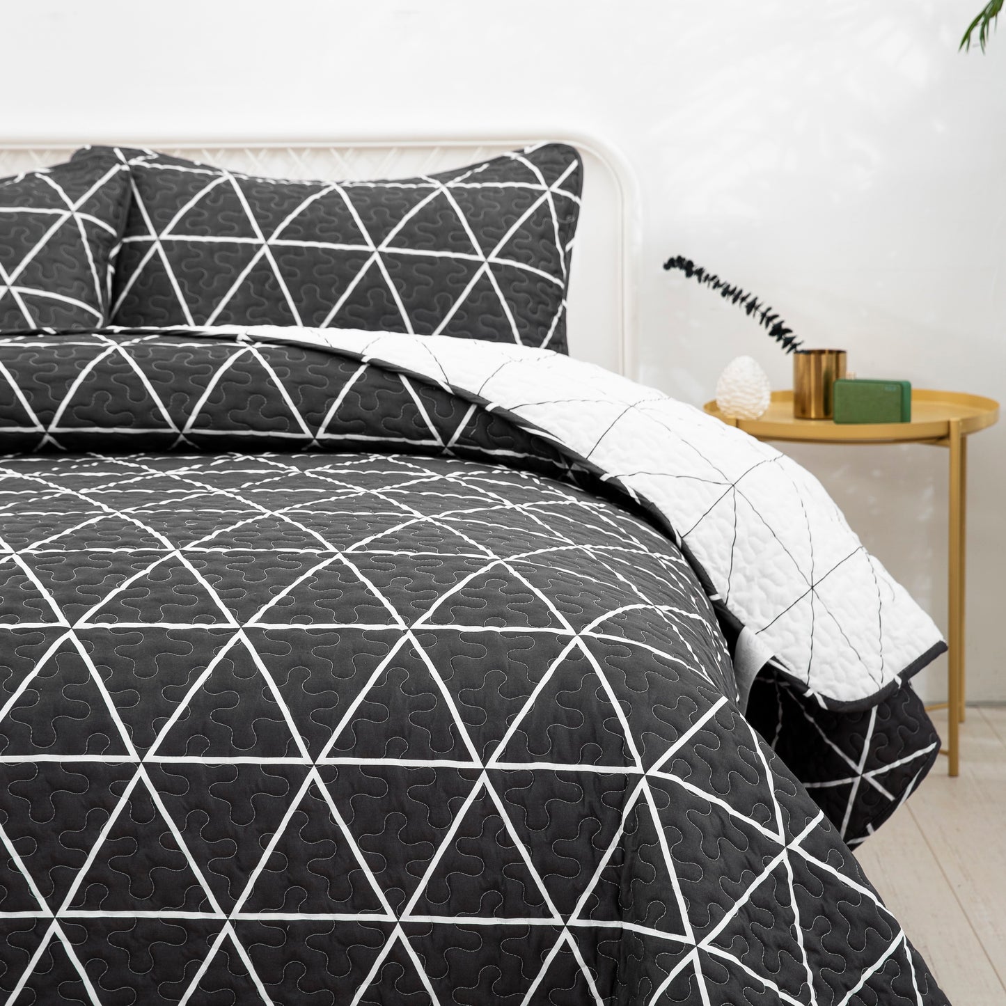 Black And White Double-sidedt 3 Pieces Quilt Set Coverlet with 2 Pillowcases