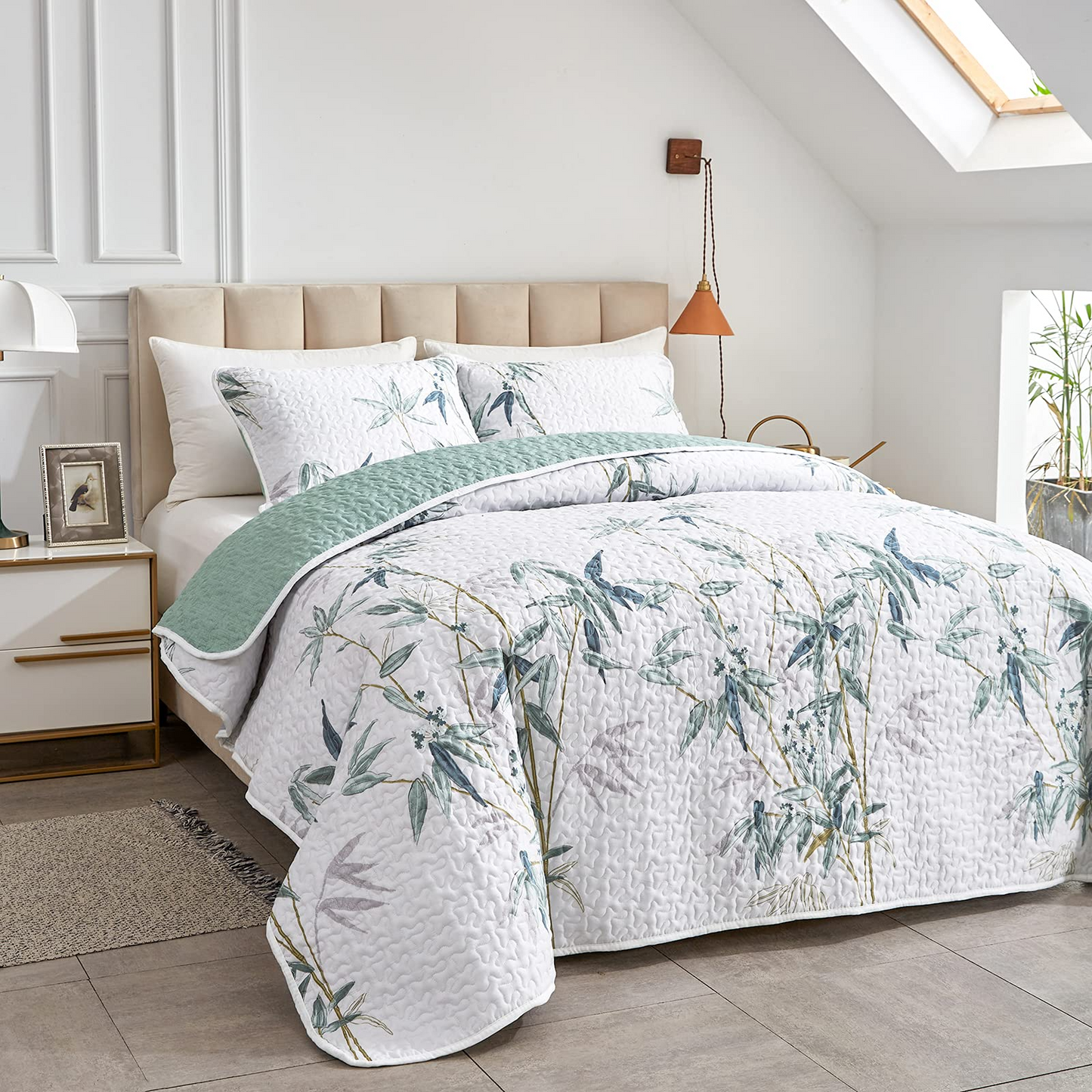 Green Leaves Printed on White Reversible Botanical Bedspread 3 Pieces Quilt Set with 2 Pillowshams