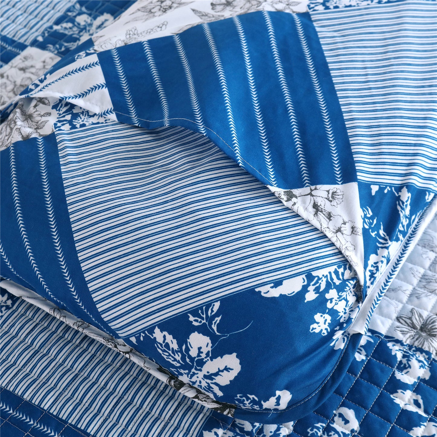 Blue Line Lattice Flower Splicing 3 Pieces Quilt Set with 2 Pillowcases